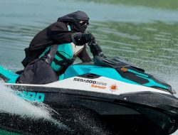 Umi Pipik Tak Lagi Ribet Main Jet Ski dengan Gaya Gamis dan Cadar