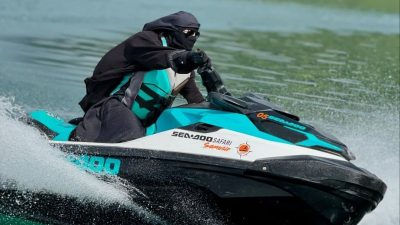 Umi Pipik Tak Lagi Ribet Main Jet Ski dengan Gaya Gamis dan Cadar