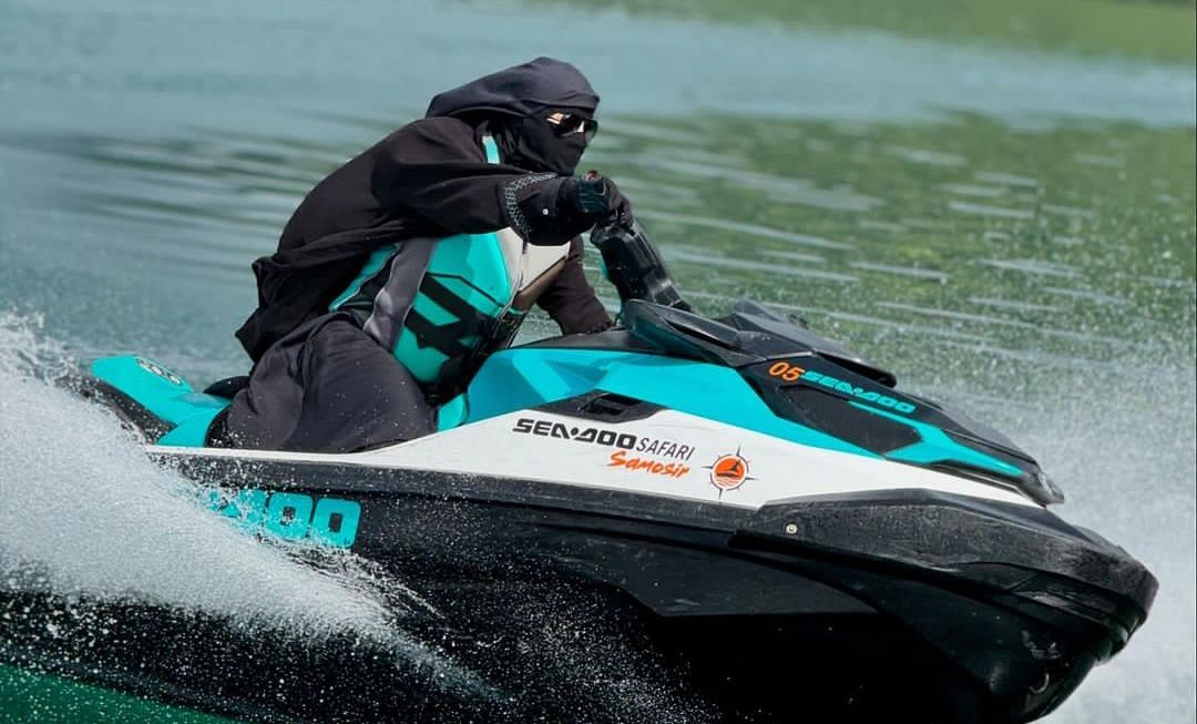 Umi Pipik Tak Lagi Ribet Main Jet Ski dengan Gaya Gamis dan Cadar