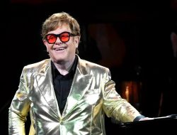 Elton John Mengalami Kebutaan Akibat Infeksi Mata : Okezone Selebriti