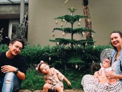 Momen Natal Spesial Momen Nadine Chandrawinata dan Dimas Anggara: Pohon Natal Mereka Curi Perhatian