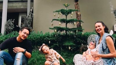 Momen Natal Spesial Momen Nadine Chandrawinata dan Dimas Anggara: Pohon Natal Mereka Curi Perhatian