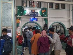 Antrean Penumpang Padat di Stasiun Pasar Senen saat Natal 2024