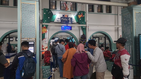 Antrean Penumpang Padat di Stasiun Pasar Senen saat Natal 2024