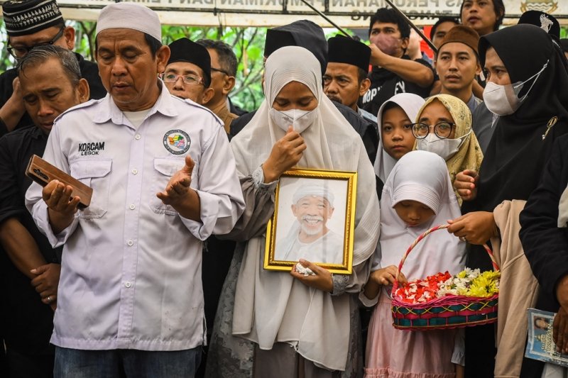 Haru Iringi Pemakaman Pelawak Qomar di TPU Carang Pulang