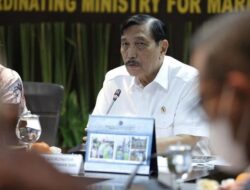 Luhut: Warga Tak Bayar Pajak Tidak Dapat Urus Paspor dan SIM