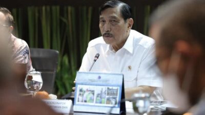 Luhut: Warga Tak Bayar Pajak Tidak Dapat Urus Paspor dan SIM