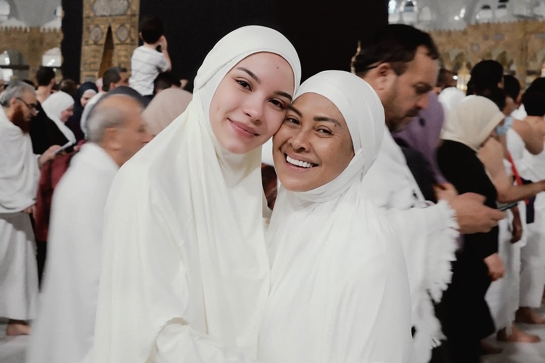 Alyssa Daguise Berbagi Kisah Haru dari Perjalanan Umrah Pertamanya