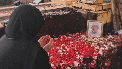 Ziarah Angelina Sondakh ke Makam Qomar: Sambut Mas Adjie dan Abah dengan Hangat