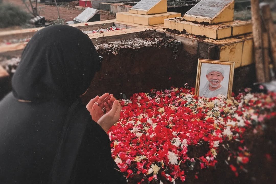 Ziarah Angelina Sondakh ke Makam Qomar: Sambut Mas Adjie dan Abah dengan Hangat