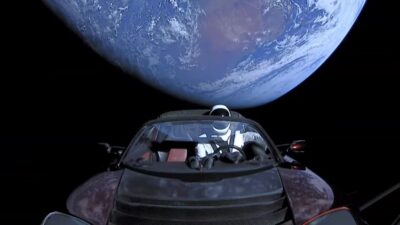 Perjalanan Panjang Tesla Roadster Elon Musk di Luar Angkasa: Dari Geger Asteroid hingga Bertahun-tahun Berkelana